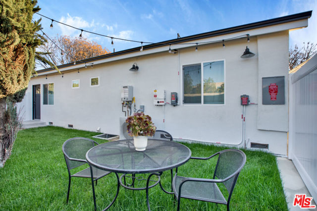 1837 N Brighton Street, Burbank CA: https://media.crmls.org/mediaz/204dc346-276b-47e0-a3d6-42ffaf29e45c.jpg
