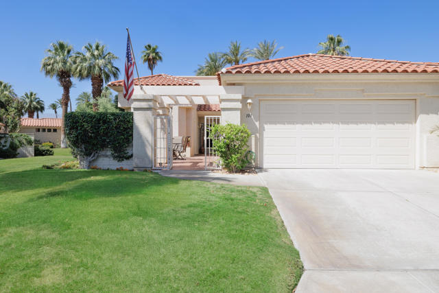 101 Desert Falls Drive, Palm Desert CA: https://media.crmls.org/mediaz/204e0408-3cfe-42d2-9b15-855f5a040619.jpg