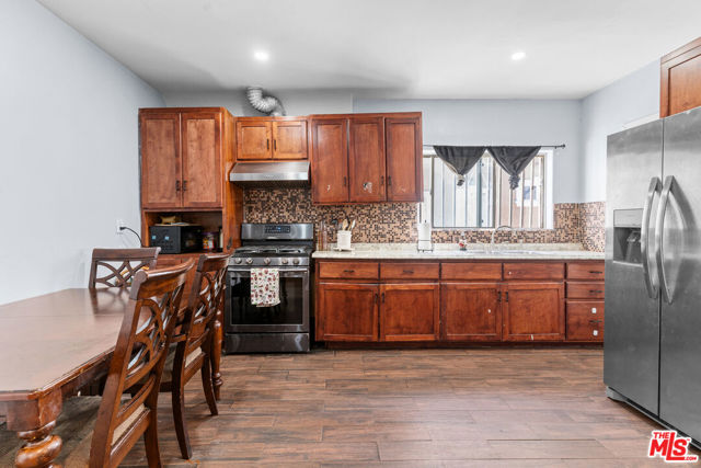 2205 S Burnside Avenue, Los Angeles CA: https://media.crmls.org/mediaz/204e76e5-0862-4cbb-b22d-80b2860f9a31.jpg