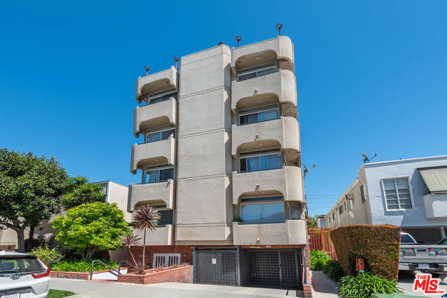 1914 Selby Avenue, Los Angeles CA: https://media.crmls.org/mediaz/204e8b9c-0f5f-43a7-9633-708caa591f53.jpg