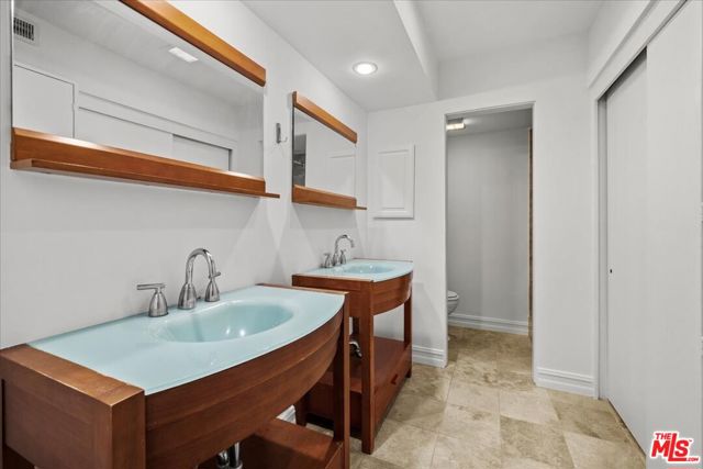 262 N Crescent Drive, Beverly Hills CA: https://media.crmls.org/mediaz/204f7007-795e-4bc7-8ec4-55a9d3fb51d6.jpg