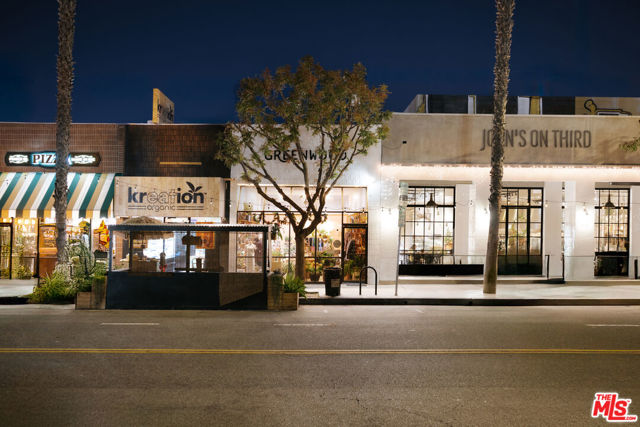 4209 Vantage Avenue, Studio City CA: https://media.crmls.org/mediaz/2050c53d-de67-46d9-8799-5ce21bbb68ab.jpg