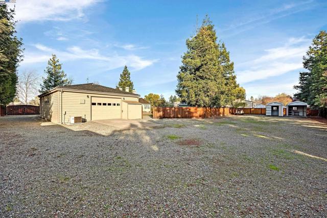 2215 Chardonnay Way, Livermore CA: https://media.crmls.org/mediaz/2051e261-847f-46da-8a5b-8d96ef2951aa.jpg