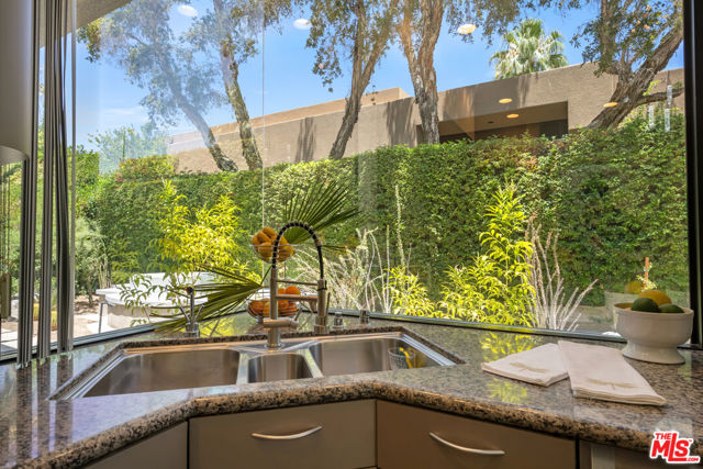 6 Rocky Lane, Rancho Mirage CA: https://media.crmls.org/mediaz/20525011-d570-4cd9-b66c-737a67fc547a.jpg