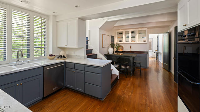 1241 S Oak Knoll Avenue, Pasadena CA: https://media.crmls.org/mediaz/20526e58-63b2-4c54-8d94-7be2b74b4f6c.jpg