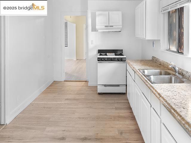 1132 86Th Ave, Oakland CA: https://media.crmls.org/mediaz/2052d6aa-cc6e-46e6-a1f4-3f15d18989e4.jpg