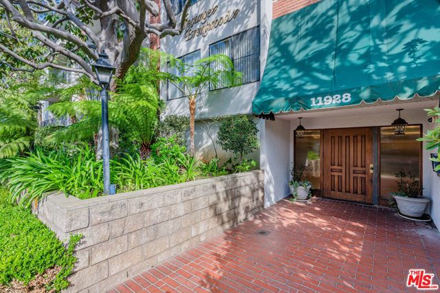 11928 Kiowa Avenue, Los Angeles CA: https://media.crmls.org/mediaz/20532873-d9e9-46a8-9781-b311a1c862dc.jpg