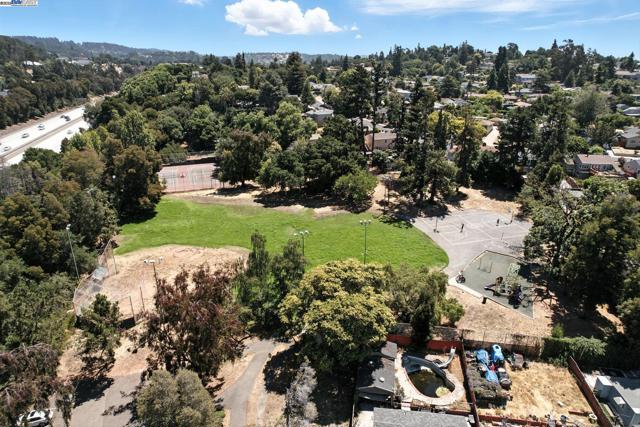 4030 Edwards Ave, Oakland CA: https://media.crmls.org/mediaz/205339ce-0abf-46c4-a9ff-4887f23ffc01.jpg