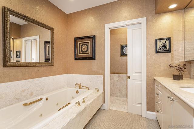 700 Front St, San Diego CA: https://media.crmls.org/mediaz/2053a7c8-3d67-4ef8-bab5-024ced256924.jpg