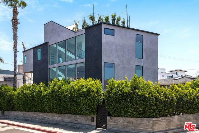 126 Thornton Place, Venice CA: https://media.crmls.org/mediaz/2053cb55-219e-46dd-ae6c-7e985842eb9d.jpg