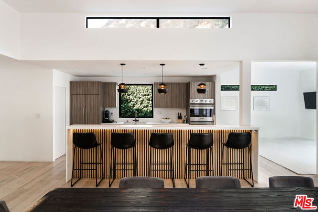 2048 N Beverly Drive, Beverly Hills CA: https://media.crmls.org/mediaz/2053de96-401c-4d02-8a07-1c16d4abb546.jpg