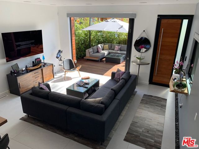 749 Oxford Ave Avenue, Venice CA: https://media.crmls.org/mediaz/2053febb-f5ba-4a26-9d98-ed5a140f005b.jpg