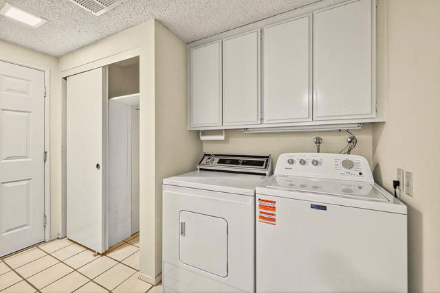 142 Camino Arroyo S, Palm Desert CA: https://media.crmls.org/mediaz/20543434-6e84-48be-a0c3-5870b7876e24.jpg