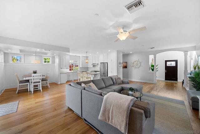 523 9th St, Imperial Beach CA: https://media.crmls.org/mediaz/2054b235-789d-4957-8f20-d613730f2434.jpg