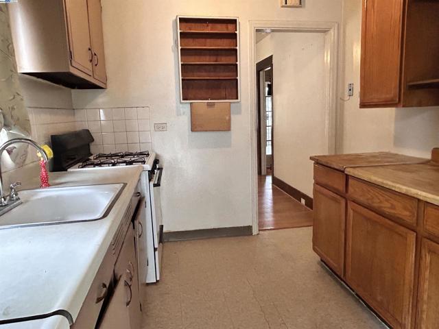3657 Madrone Ave, Oakland CA: https://media.crmls.org/mediaz/20550bbb-2318-4d78-96e0-06702b02997c.jpg