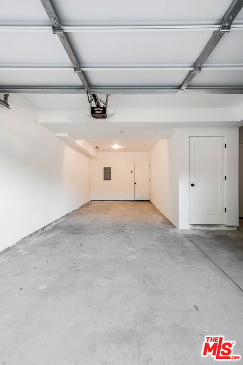 https://media.crmls.org/mediaz/2055725c-b31d-451d-b0c6-6bf018559665.jpg?preset=X-Large