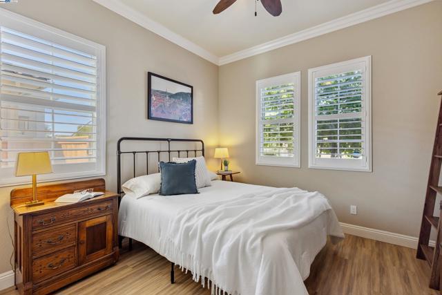 1748 Veneto Ln, Brentwood CA: https://media.crmls.org/mediaz/2055dee4-c366-4937-8df0-511f8d289080.jpg