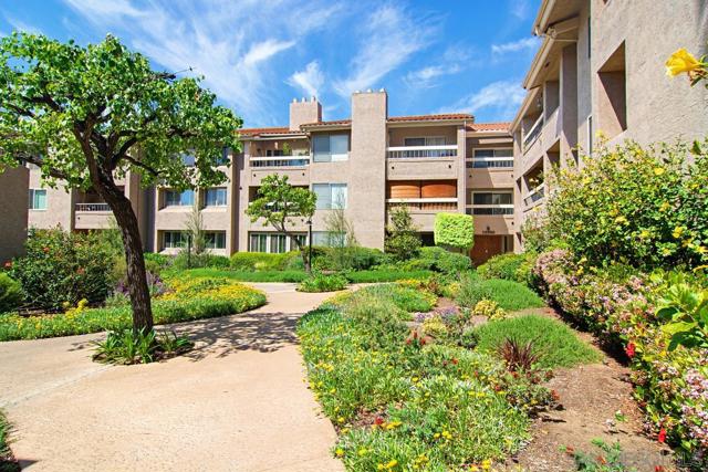 10325 Caminito Cuervo, San Diego CA: https://media.crmls.org/mediaz/2056c094-69d8-4b3a-9e1d-eebac3240222.jpg