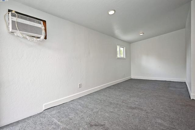 974 Walnut Dr, Oakley CA: https://media.crmls.org/mediaz/2056ee52-6bec-4a2c-b31b-126ff3947564.jpg