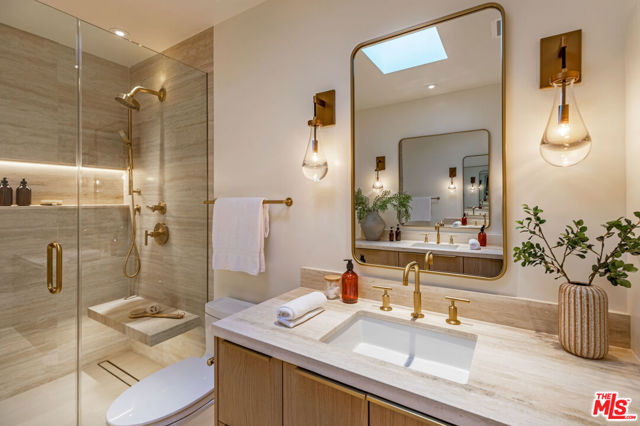 365 Norcroft Avenue, Los Angeles CA: https://media.crmls.org/mediaz/205726ed-df34-4b21-b2c9-4f2e17ffe84c.jpg