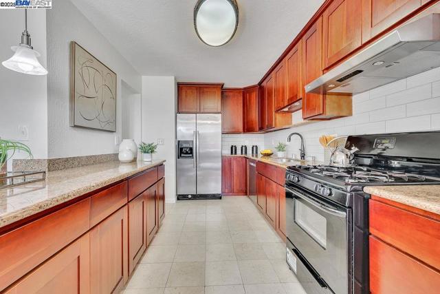 21917 Nugget Canyon Dr, Castro Valley CA: https://media.crmls.org/mediaz/2057e33b-c319-4ea5-9cf4-f6947817db9b.jpg