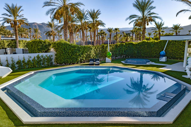 1 Makena Lane, Rancho Mirage CA: https://media.crmls.org/mediaz/20586853-cfde-468a-b5e0-388bd10ffb4b.jpg
