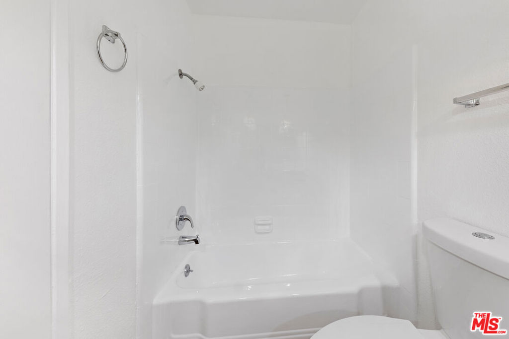 https://media.crmls.org/mediaz/20589b04-3c71-4f9a-9aa4-4feb38a349c3.jpg?preset=X-Large
