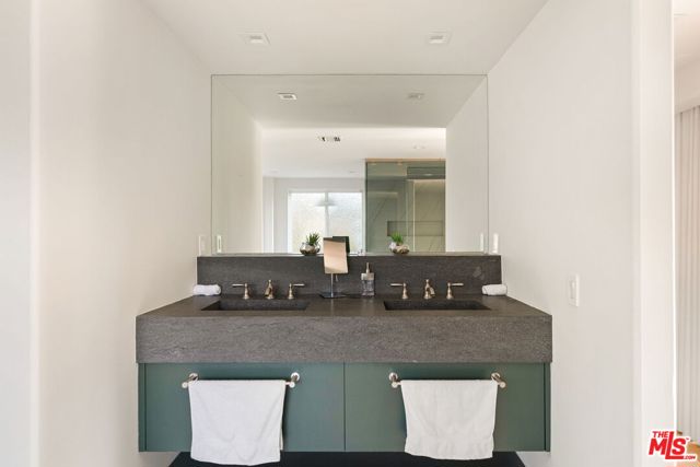 7868 Electra Drive, Los Angeles CA: https://media.crmls.org/mediaz/2058ac00-503e-4c66-931a-dcd0f77fca24.jpg
