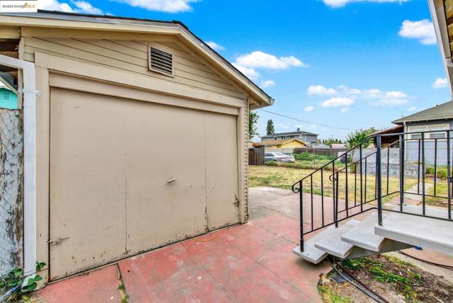 1009 106Th Ave, Oakland CA: https://media.crmls.org/mediaz/2058fa2c-d4b5-46ae-99d6-cb262f7ea07f.jpg