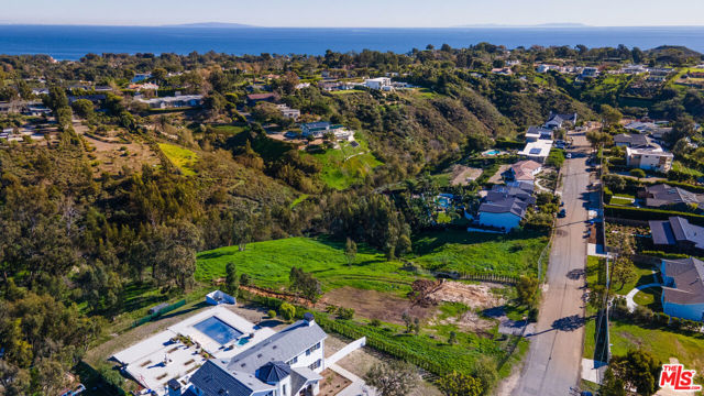 6660 Wandermere Road, Malibu CA: https://media.crmls.org/mediaz/20599ed9-6028-47c7-8a4d-a400d20aee6e.jpg