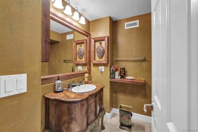 5398 SHANNON RIDGE LN, San Diego CA: https://media.crmls.org/mediaz/205ab336-6ee2-456c-acea-71da758bce02.jpg