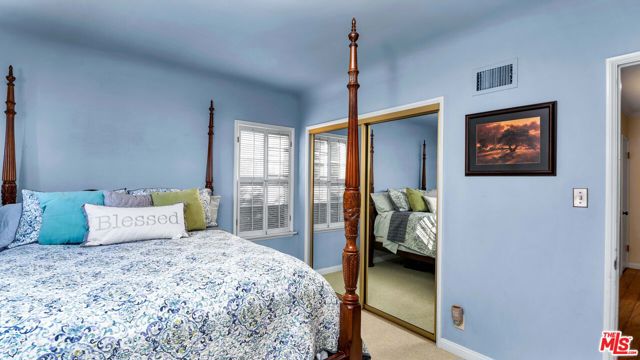 4559 Morella Avenue, Valley Village CA: https://media.crmls.org/mediaz/205badb4-606d-4afd-b441-0693b661a6cf.jpg