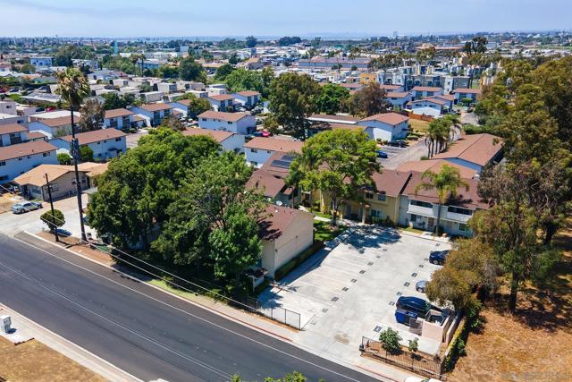 2414 1/2 Grove Ave, San Diego CA: https://media.crmls.org/mediaz/205cefd8-b7f1-454c-9c80-524864dd5aeb.jpg