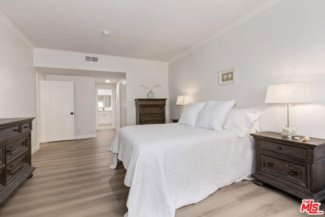 828 S Bedford Street, Los Angeles CA: https://media.crmls.org/mediaz/205d683d-8eaa-40c7-9472-2ab2855cb068.jpg