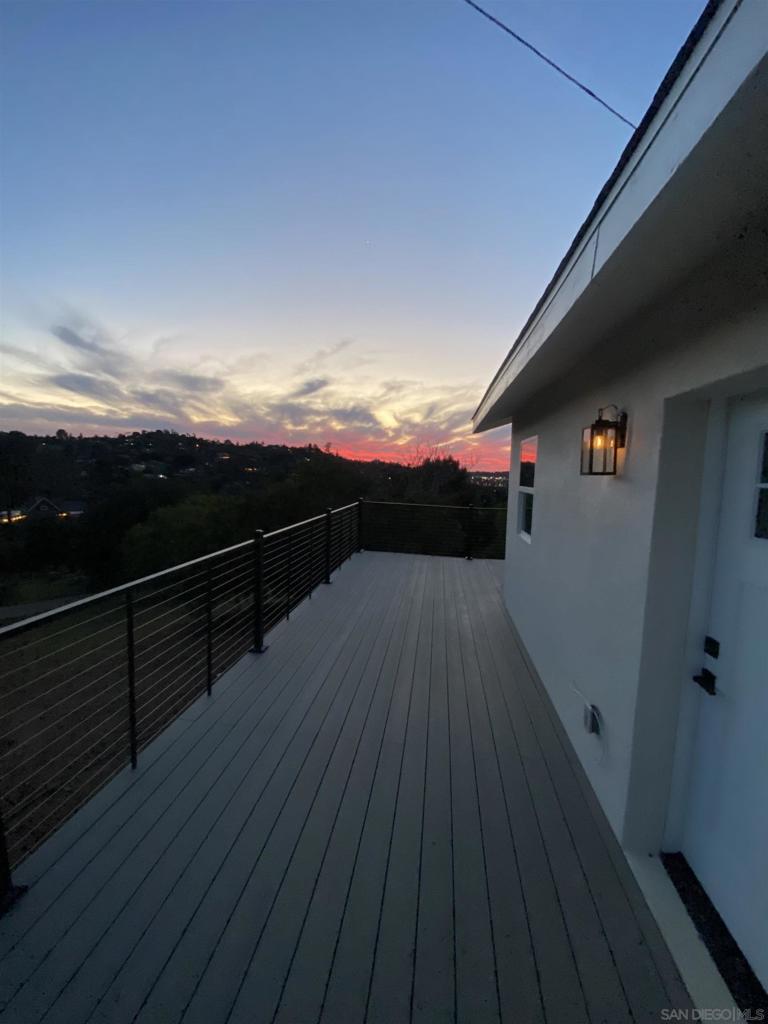 https://media.crmls.org/mediaz/205d6a71-4b97-4417-bcd3-ab3ae2b1cefa.jpg?preset=X-Large