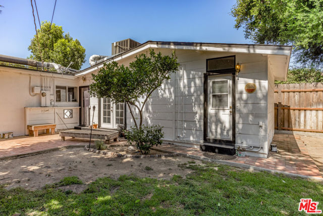 22027 Viscanio Road, Woodland Hills CA: https://media.crmls.org/mediaz/205dcd63-a82f-4cdb-8456-875cd843d381.jpg