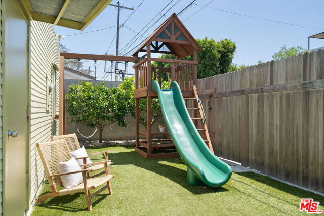 2311 Glencoe Avenue, Venice CA: https://media.crmls.org/mediaz/205de274-b0ae-47f1-acc3-76dcbcc1feaf.jpg