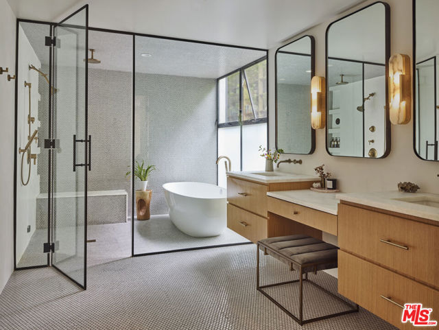 1416 Bonnell Drive, Topanga CA: https://media.crmls.org/mediaz/205dff96-a6f6-4f51-a65b-771ce38f994a.jpg
