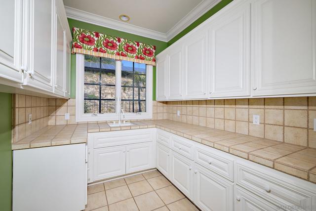 14460 Cheyenne Trl, Poway CA: https://media.crmls.org/mediaz/205e897c-eb5b-431d-960b-7cc56ac9edb7.jpg