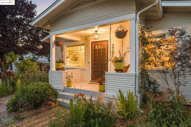 3701 Midvale Ave, Oakland CA: https://media.crmls.org/mediaz/205f138c-bd26-4946-ba87-17fac3d3479b.jpg