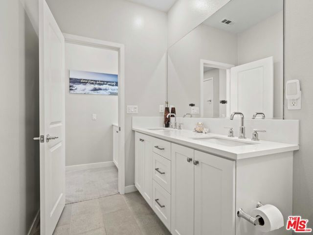 27717 Knoll View Place, Valencia CA: https://media.crmls.org/mediaz/205f6979-ddbc-4a39-bee9-e35e0ef225b1.jpg
