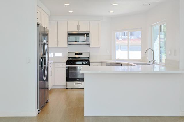 Detail Gallery Image 16 of 41 For 249 Blackbird Way, Oceanside,  CA 92057 - 3 Beds | 3 Baths