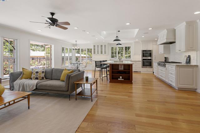 3252 Woodview Dr, Lafayette CA: https://media.crmls.org/mediaz/205fa4da-6a67-4a0c-aeaf-3512a25cc8ae.jpg