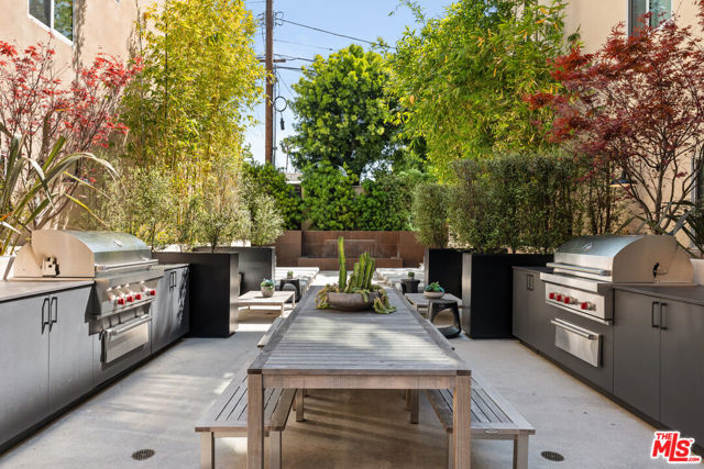728 N Sweetzer Avenue, West Hollywood CA: https://media.crmls.org/mediaz/205fecf2-9a56-4490-bb4f-58c26127b6a9.jpg