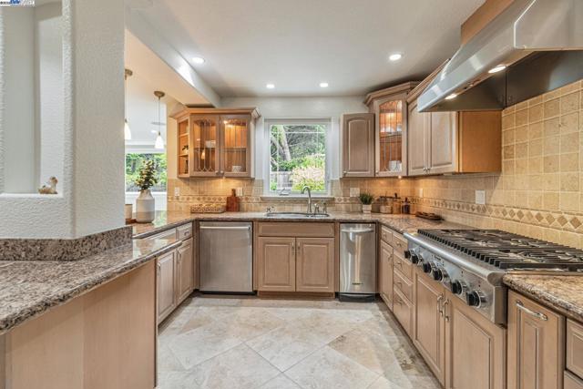 19052 Mount Lassen Drive, Castro Valley CA: https://media.crmls.org/mediaz/20603bd3-e842-4cc8-93b2-cd3217e6d16b.jpg