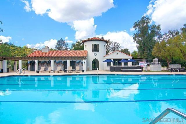 2385 Amber Oak Ln, Escondido CA: https://media.crmls.org/mediaz/20625dda-035c-4606-b3ee-03a0145c6ae2.jpg