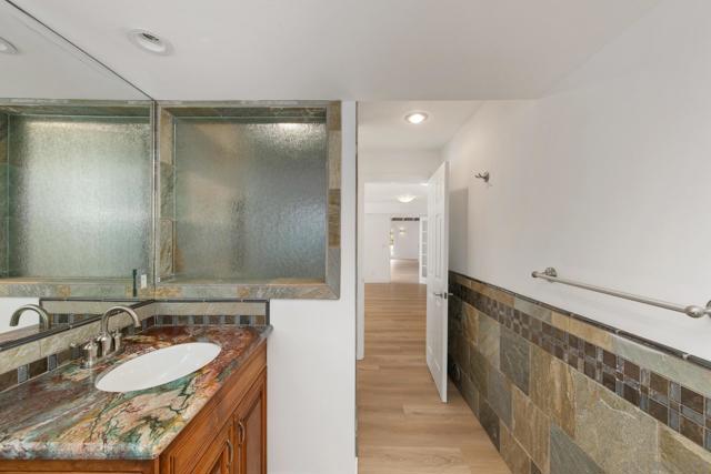 6937 Paseo Laredo, La Jolla CA: https://media.crmls.org/mediaz/2062afba-a5bb-4214-b4e9-391dbad8963a.jpg