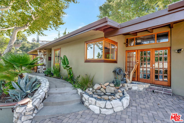 15511 Woodcrest Drive, Sherman Oaks CA: https://media.crmls.org/mediaz/2062d5e9-605f-47cb-babd-d59010672e18.jpg