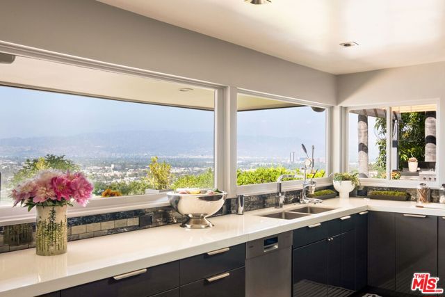 11531 Amanda Drive, Studio City CA: https://media.crmls.org/mediaz/2062de2e-9219-4337-b9d8-7b9e43092435.jpg