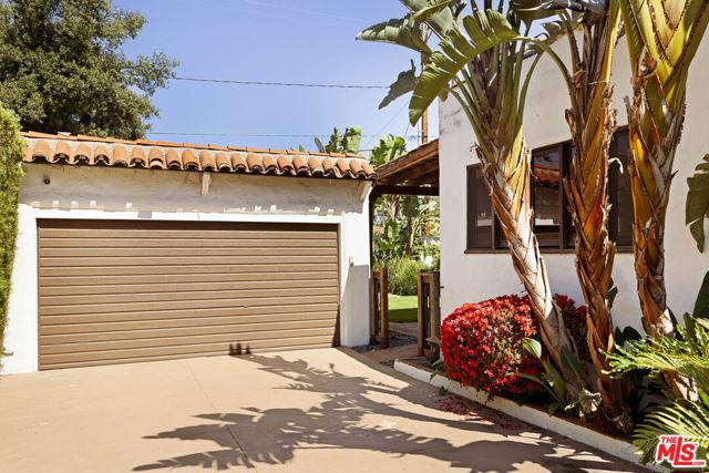 112 N Valley Street, Burbank CA: https://media.crmls.org/mediaz/20633567-7608-4085-94fd-9ba4abb4c8d4.jpg